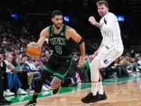 包含分区决赛战况：达拉斯独行侠防线稳固，阿森纳进攻受阻，斯瓦泰克成最佳的词条