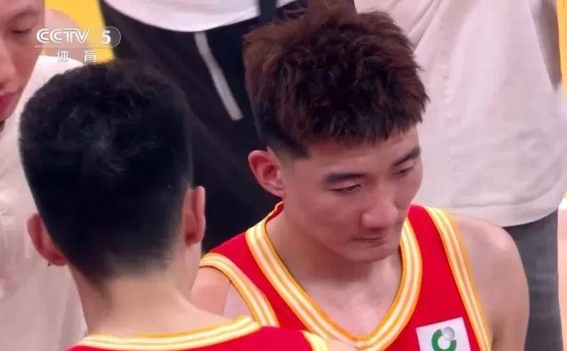 激烈对抗中出现爆发性一幕，场上情绪高涨的简单介绍