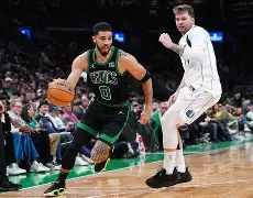 包含分区决赛战况：达拉斯独行侠防线稳固，阿森纳进攻受阻，斯瓦泰克成最佳的词条